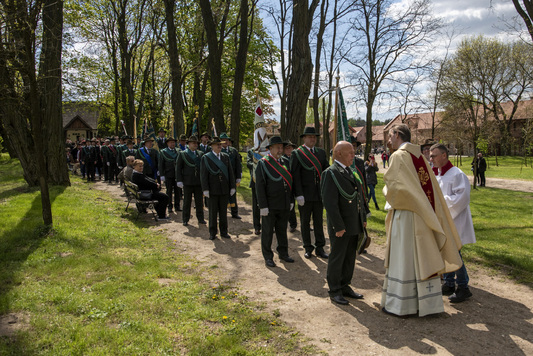 Procesja przed mszą świętą w osiemnastowiecznym kościele na terenie skansenu