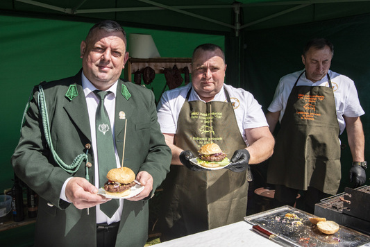 Laureaci konkursu Myśliwskie gotowanie na polanie prezentują swoje potrawy 