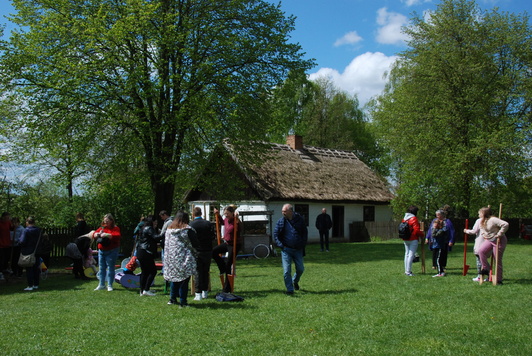 zwiedzający sierpecki skansen w plenerze