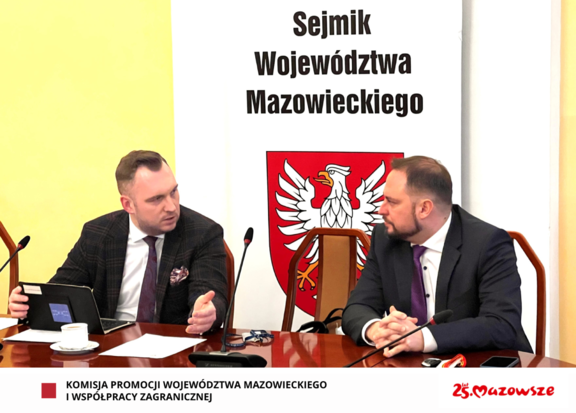 Przewodniczący komisji Konrad Wojnarowski oraz radny Bartosz Wiśniewski