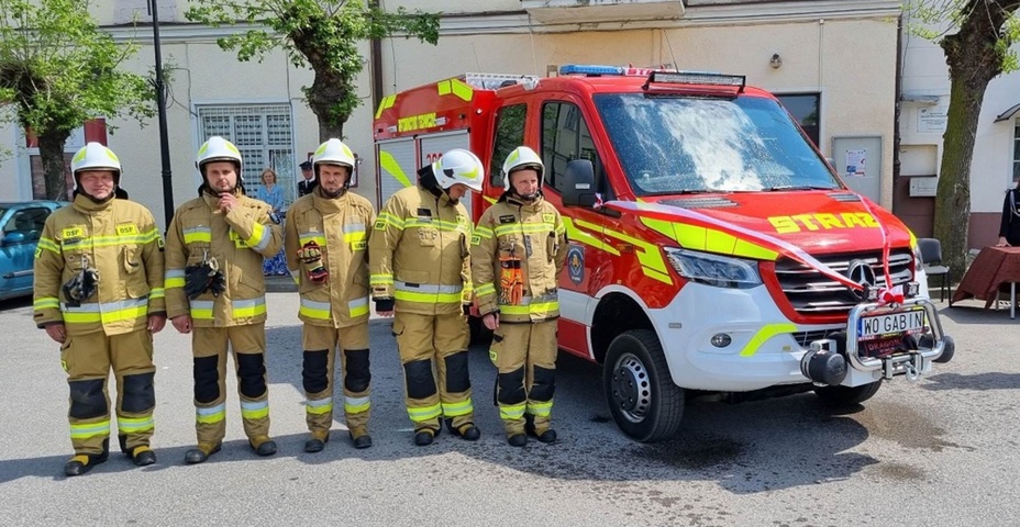 Strażacy z OSP Gąbin przy wozie strażackim