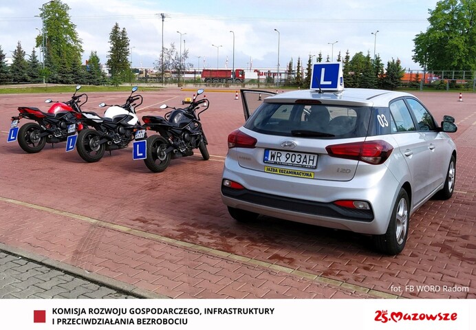 Plac manewrowy oraz samochód i 2 motocykle do szkolenia kierowców.