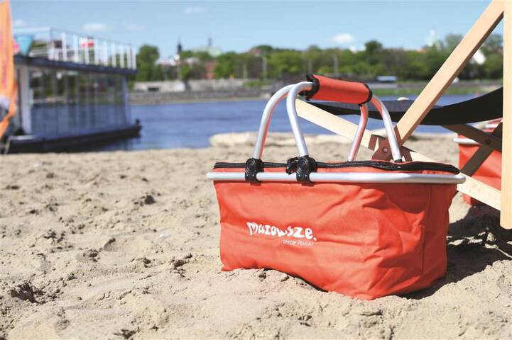 koszyk turystyczny z napisem Mazowsze stoi na plaży