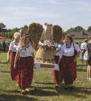 członkinie KGW niosą wieniec dożynkowy