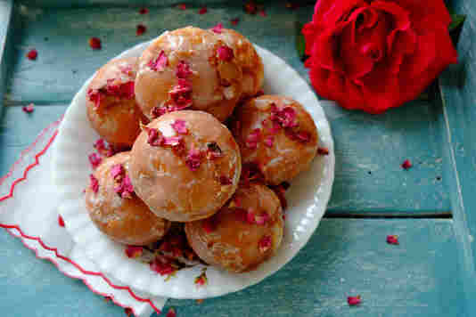 Pączki na talerzu