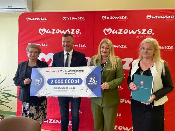 wicemarszałek przekazuje czek dla Lipska