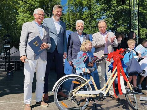 samorządowcy razem z rozesmianą laureatką konkursu plastycznego dla dzieci i młodzieży