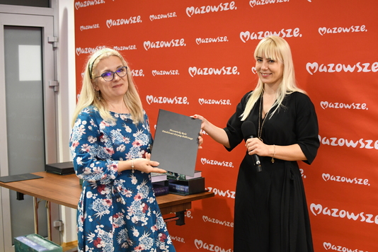 Dyrektor Sara Michalska wręcza nominację nowej członkini.