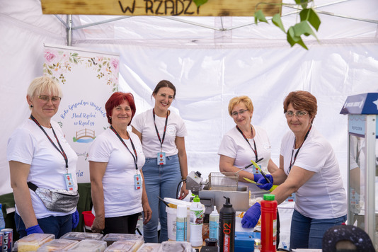 Pięć kobiet na stoisku