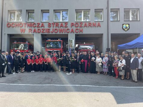 Przed strażnicą zgromadzili się uczestnicy uroczystości