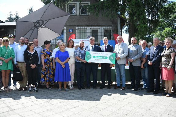 Przewodniczący sejmiku Ludwik Rakowski i wicemarszałek Wiesław Raboszuk z działkowcami. Zdjęcie grupowe