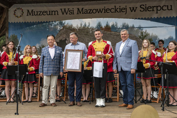 Marszałek Adam Struzik i dyrektor Jan Rzeszotarski wręczają dyplom uznania orkiestrze dętej