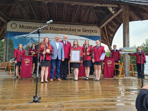 Dyrektor Muzeum wręcza orkiestrze medal pamiątkowy