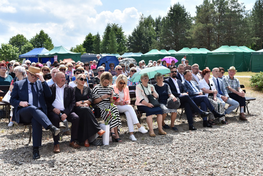 Słuchacze Płockiego Powiatowego Uniwersytetu Trzeciego Wieku podczas Juwenaliów