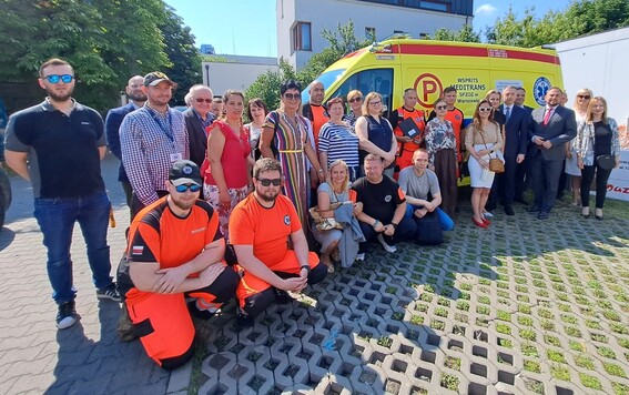 Medycy i inne osoby zaproszone na przekazanie pojazdu