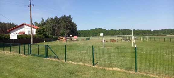 Widok na boisko sportowe w Płaskowie.