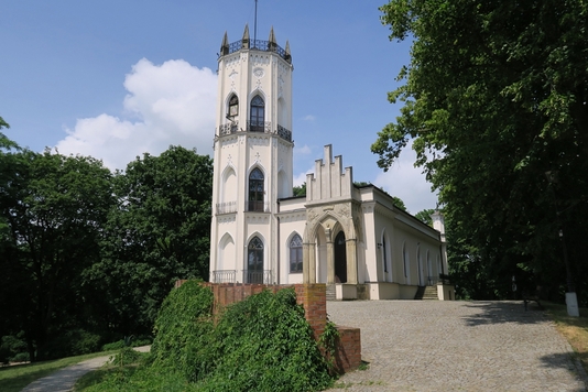 Budynek neogotyckiego pałacyku