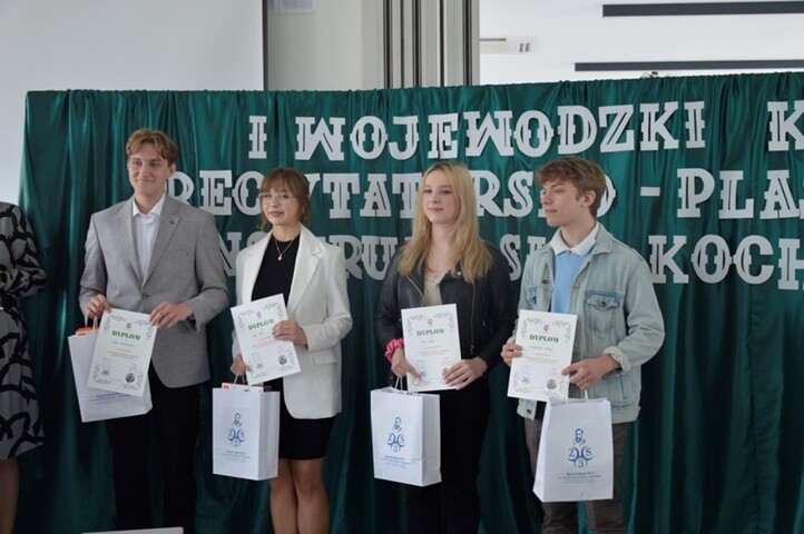 Czterech laureatów konkursu z dyplomami