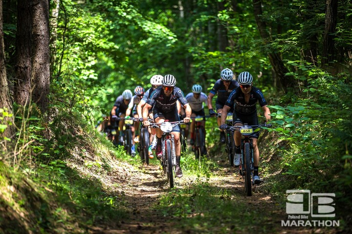 uczestnicy amatorskiego wyścigu na rowerach górskich Poland Bike Marathon