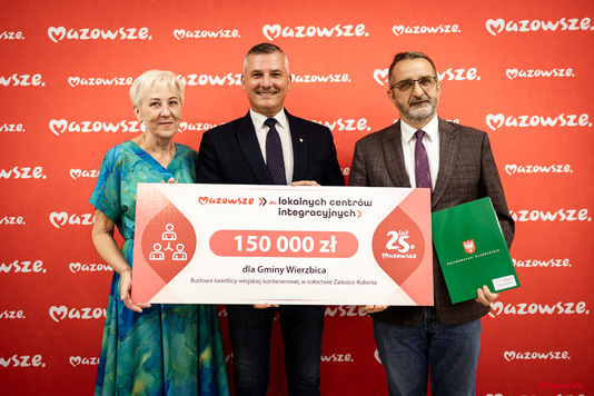 Pamiątkowe zdjęcie z czekiem 