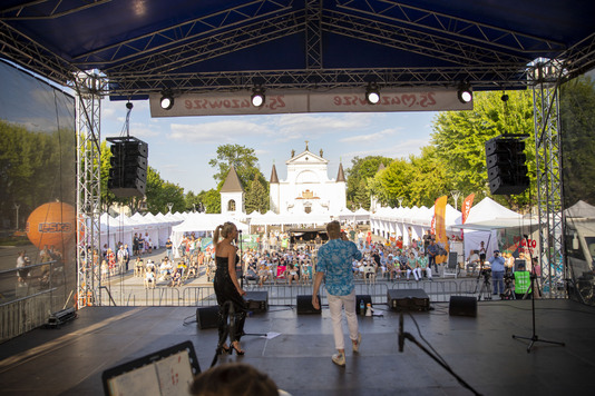 Występ zespołu na scenie. Widok ze sceny na widownię