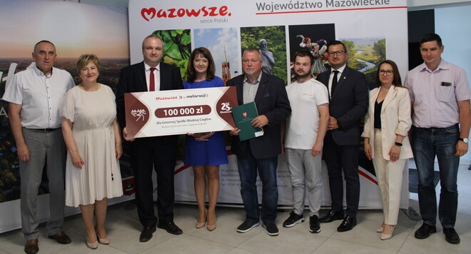 Przedstawiciele gminy Cegłów z członikami zarządu województwa mazowieckiego prezentują czek 