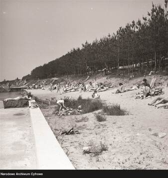 zatłoczona plażą w Nieporęcie