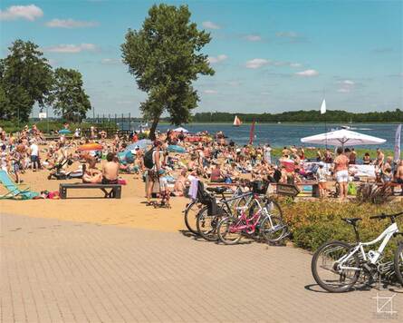 Zaludniona plaża w Serocku.