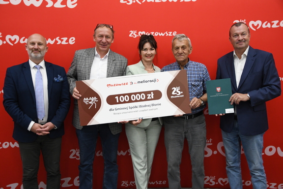 wicemarszałek i radni województwa przekazują symboliczny czek beneficjentom