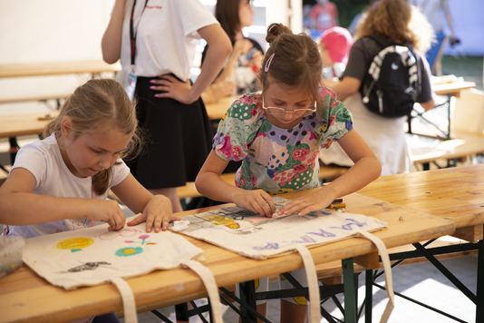 dwie dziewczynki kolorują płócienne torby