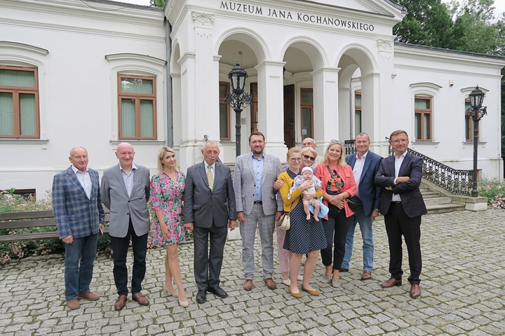 Członkowie komisji przed siedzibą muzeum