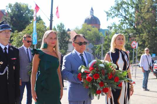 Marszałek Adam Struzik składa kwiaty w hołdzie żołnierzom poległym w bitwie 1920 r. 