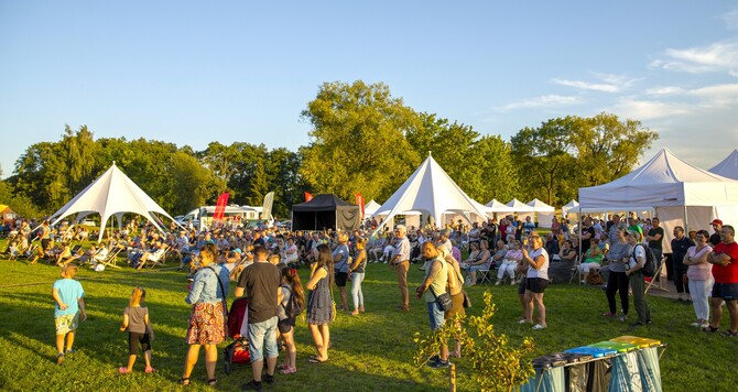 Publiczność pod sceną