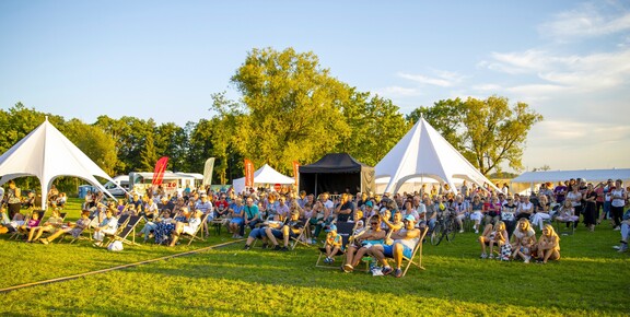 Publiczność pod sceną