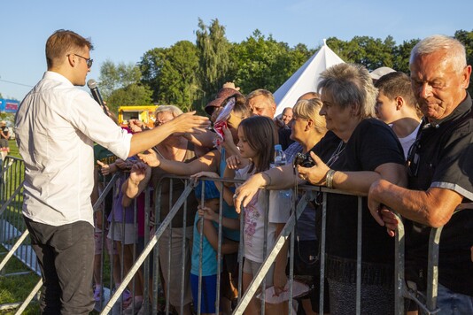 Publiczność przy barierkach pod sceną