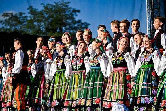 Występ zespołu Mazowsze na scenie