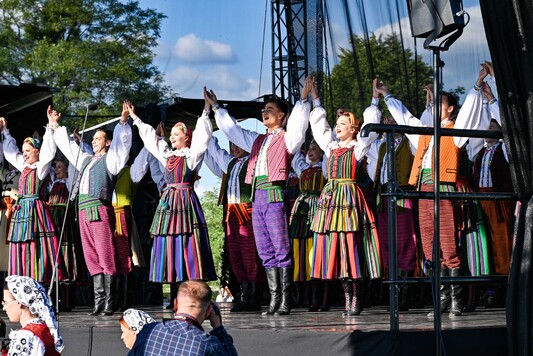 tancerze na scenie tańczą 