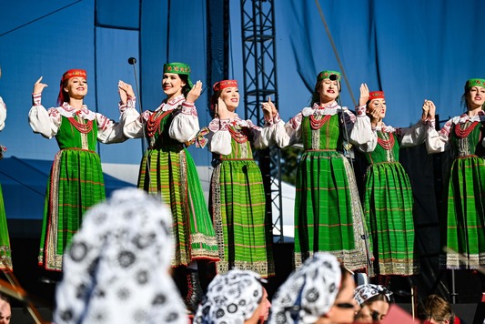 Występ tancerek ubranych w barwne stroje