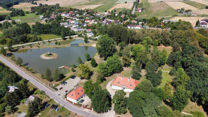 Muzeum i jego otoczenie z lotu ptaka