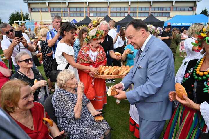 Marszałek dzieli się chlebem z uczestnikami