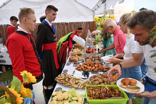 Częsotwanie lokalnym potrawami