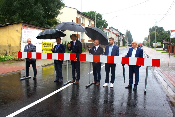 przedstawiciele samorządów wspólnie otwierają drogę dla ruchu