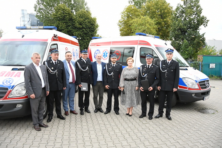 Przekazanie dla strażaków ochotników karetek od Meditransu w Warszawie