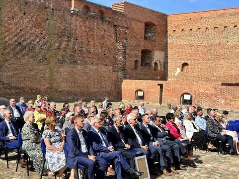 zgromadzeni goście słuchają wystąpień