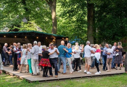 Pary tańczące na parkiecie 