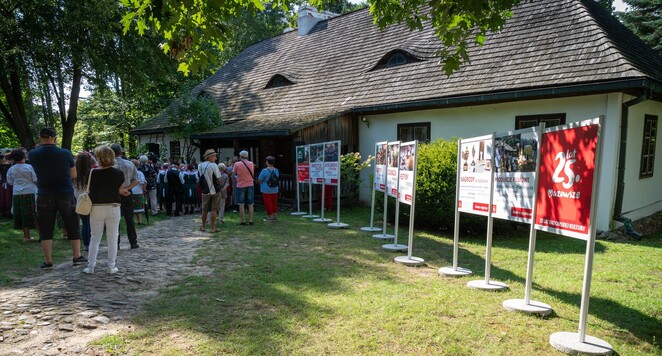 ludzie w kolejce do budynku muzeum 