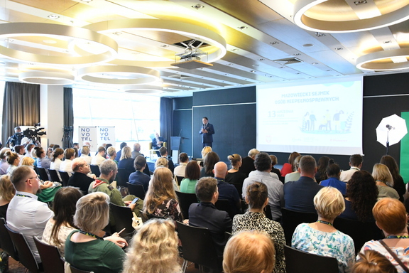 Sala konferencyjna, Adam Struzik stoi na scenie i przemawia