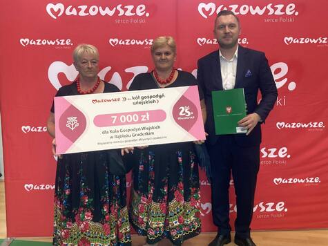 Przedstawicielki Koła Gospodyń Wiejskich w Rąbieżu Gruduskim z radnym Konradem Wojnarowskim