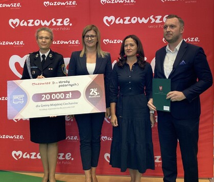 Strażaczka i przedstawicielki gminy miejskiej Cechanów z radnym Konradem Wojnarowskim.jpg