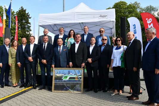 Przedstawiciele samorządu Mazowsza, Kolei Mazowieckich i Stadlera 